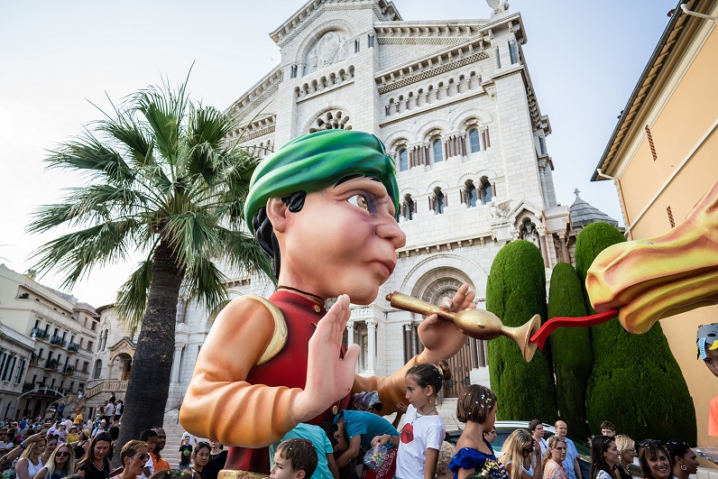 carnaval-monaco-defile-chars-parades-animations-enfants-famille-ete-juillet