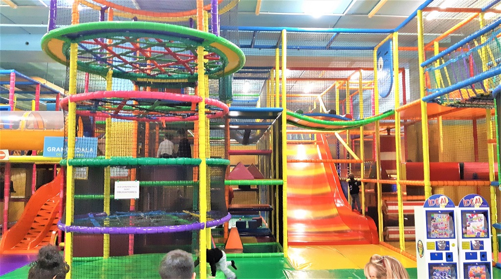 parc-piscine-balles-indoor-jeux-enfants-structures-escalader-nice-cannes-cote-azur