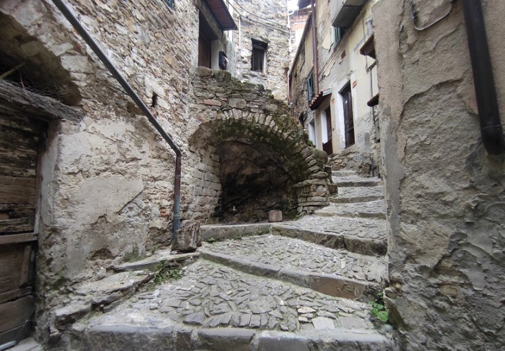 visite-jeu-village-medieval-ligurie-italie-apricale
