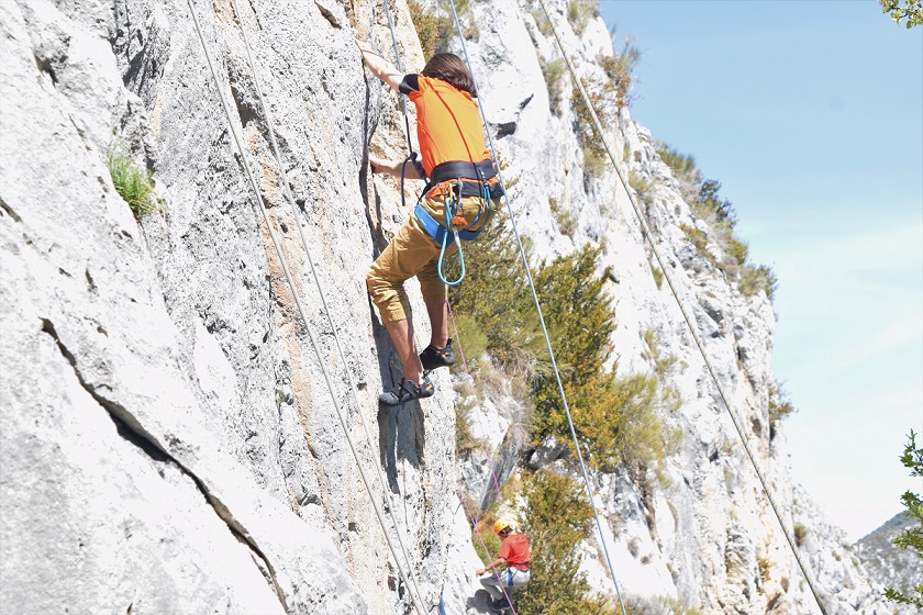 colo-vacances-adolescent-escalade-sport-nature-mercantour-alpes-sud