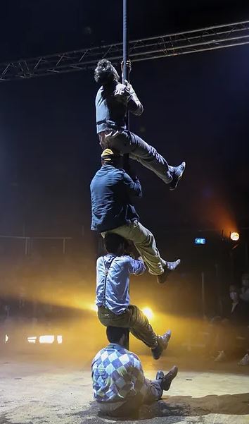spectacle-cirque-acrobates-famille-carros-06-cote-azur-juin-2023