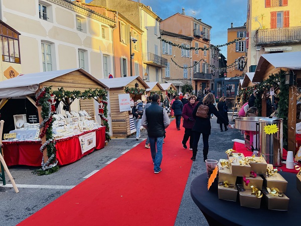 marche-noel-biot-programme-animations-spectacles-luge-famille-enfants