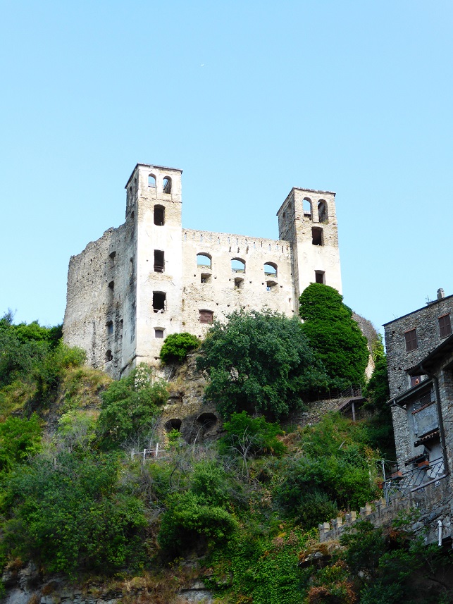 visite-chateau-village-medieval-dolceacqua-ligurie-italie