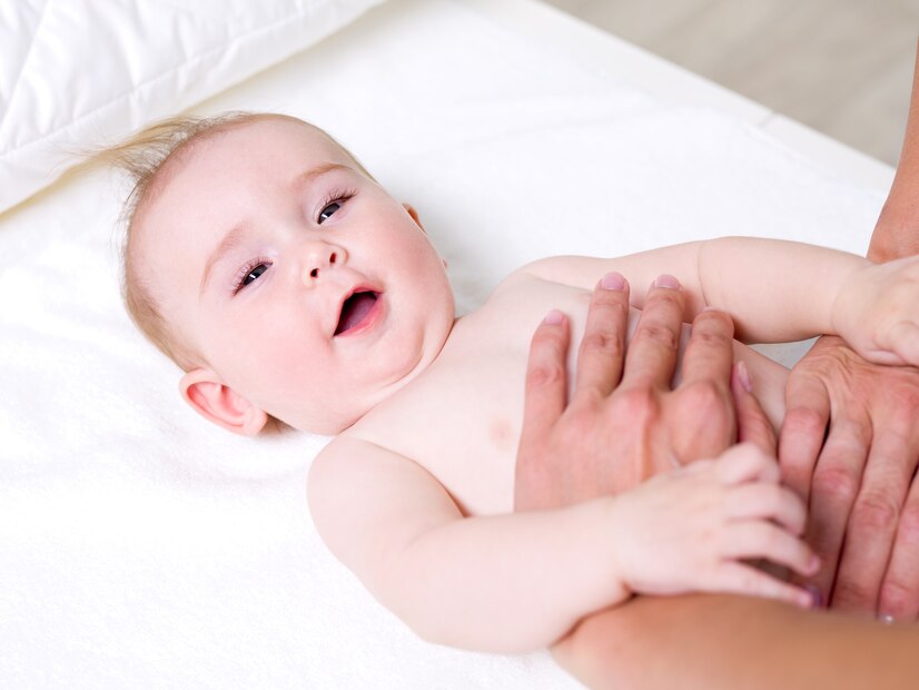 gestes-massage-bebe-age-methode-tecniques-bienfaits