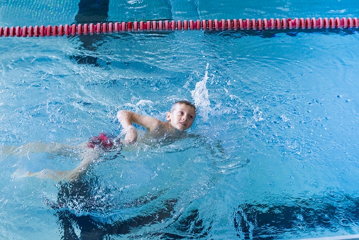 stage-cours-natation-apprendre-a-nager-enfant-piscine-bains-du-cap-roquebrune-cote-azur