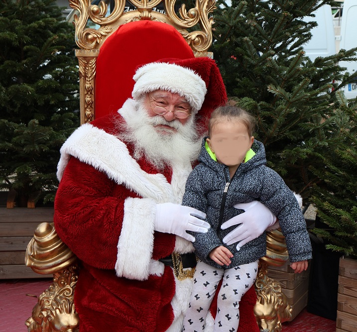 photo-avec-pere-noel-decembre-saint-laurent-du-var-cote-azur