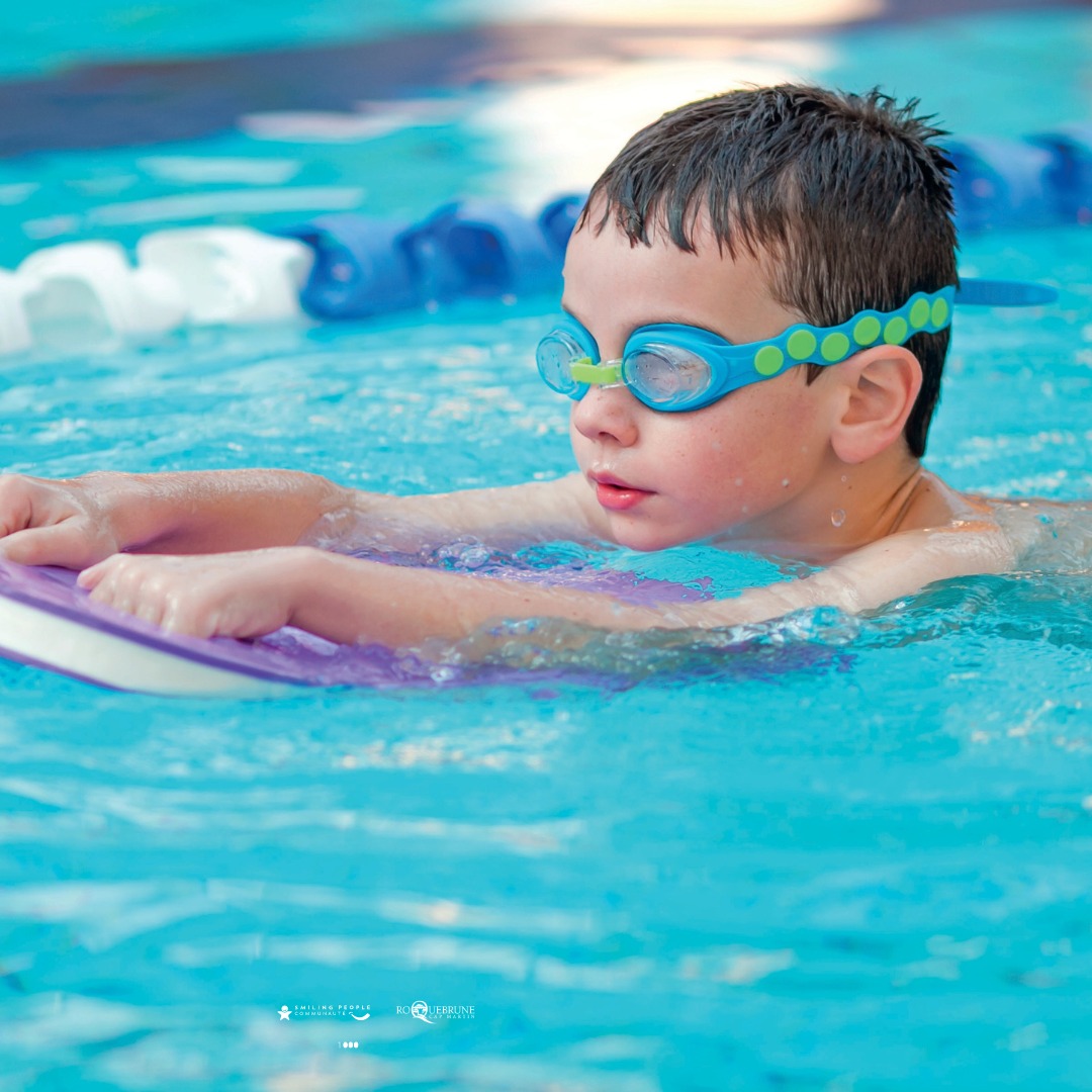 stage-cours-natation-apprendre-a-nager-enfant-piscine-bains-du-cap-roquebrune-cote-azur