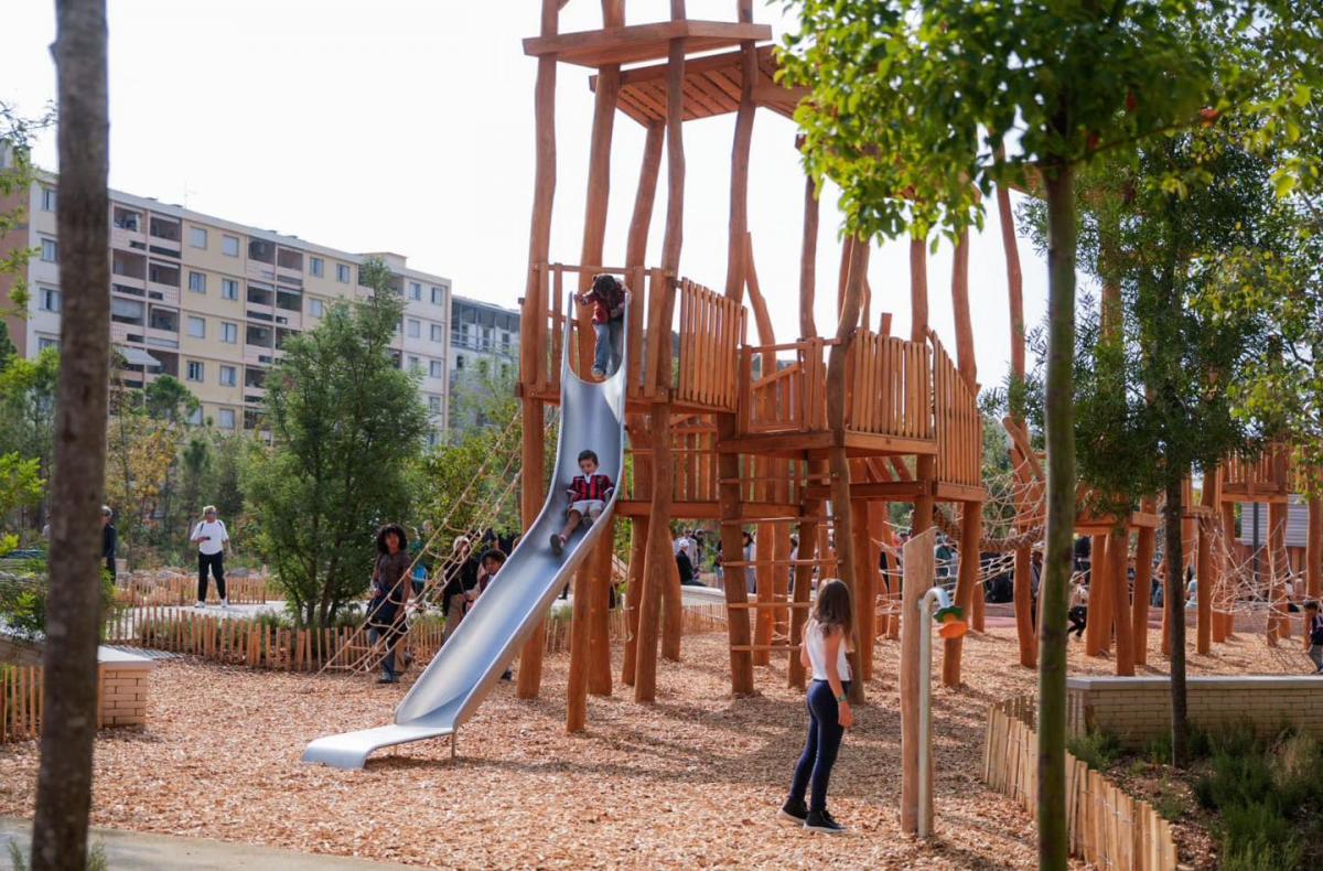 aires-jeux-jardin-enfants-jeux-centre-ville-nice-toboggans-baleine