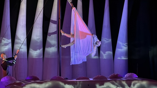 spectacle-cirque-plein-air-alpes-maritimes-famille-vacances-ete-juillet-aout