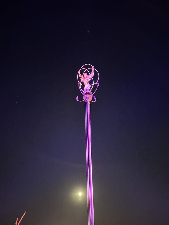 spectacle-cirque-moderne-plein-air-famille-vacances-ete-cote-azur