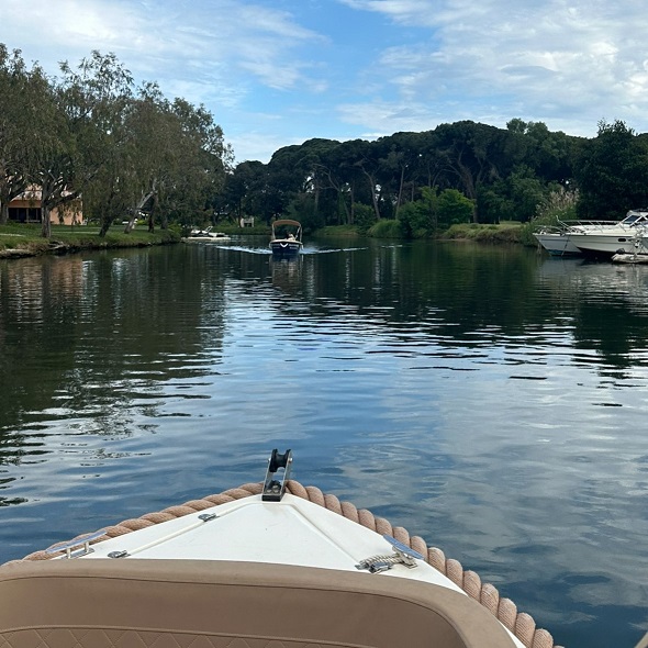 sortie-balade-bateau-electrique-sans-permis-canal-riviere-cannes-mandelieu-cote-azur