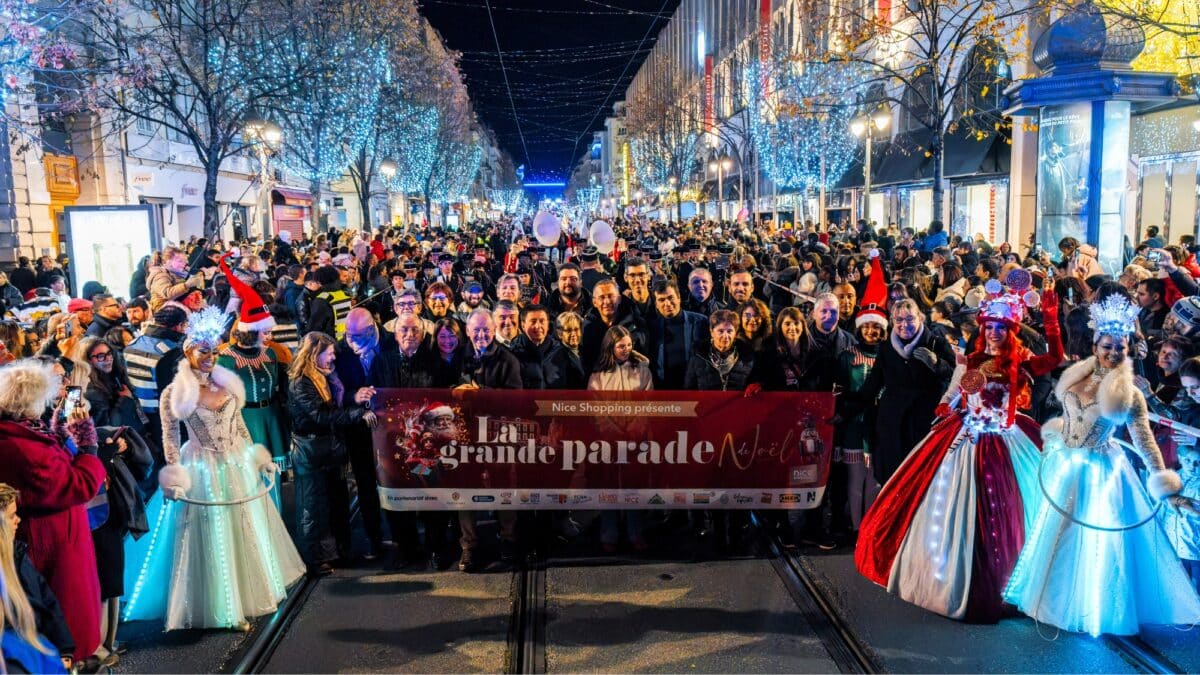 grand-defile-noel-nice-parade-danseurs-musiciens-decembre-centre-ville
