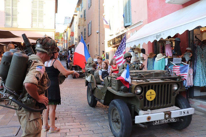 fete-liberation-valbonne-defile-voitures-militaires-americain-aout-alpes-maritimes