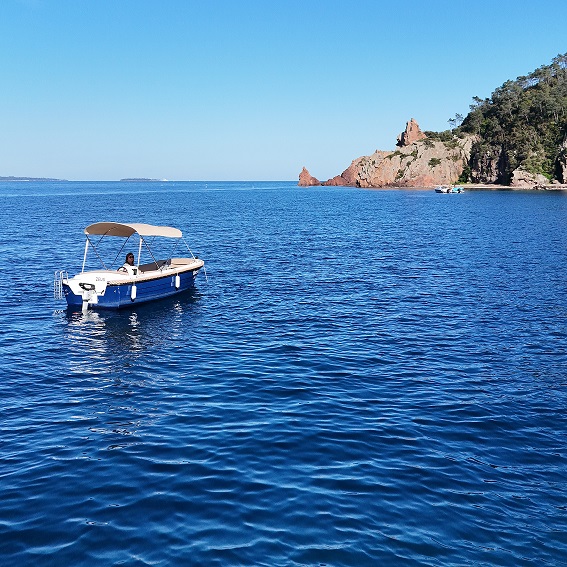 sortie-bateau-en-mer-cote-azur-sans-permis-location-cannes-mandelieu-tarif-duree
