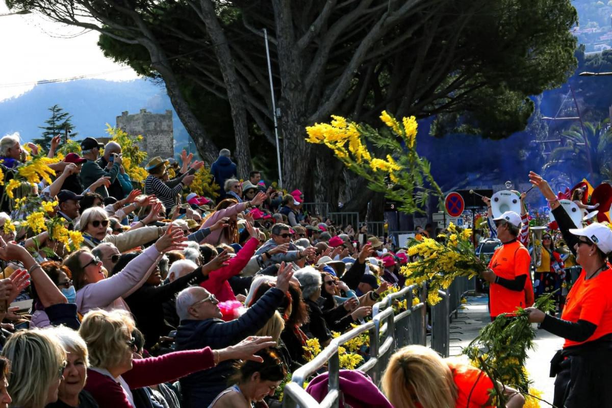 corso-fleuri-parade-defile-chars-fete-mimosa-mandelieu-cote-azur