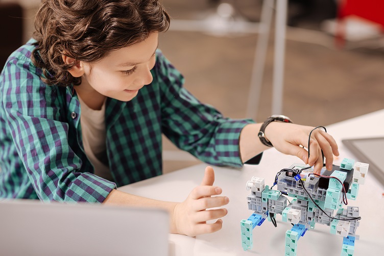 activites-vacances-scolaires-enfant-ado-numerique-robots-programmer-nice-cagnes-pegomas