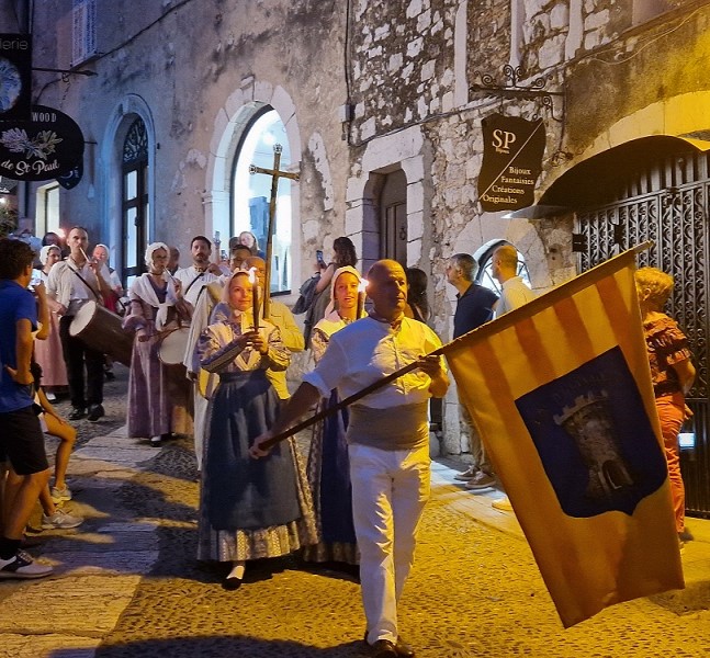 procession-aout-villages-cote-azur-bal-provencal-traditionnel-visiter-alpes-maritimes