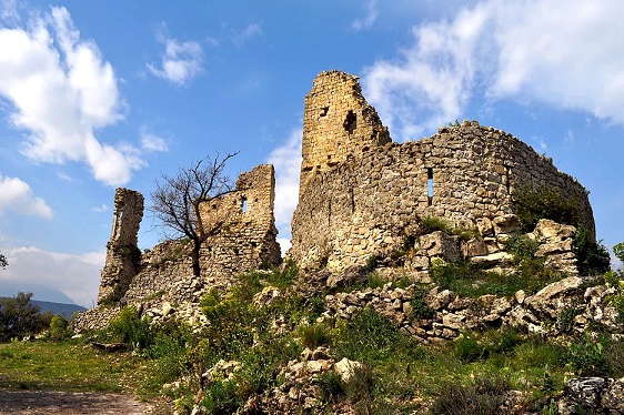 chateau-medieval-site-historique-village-perche