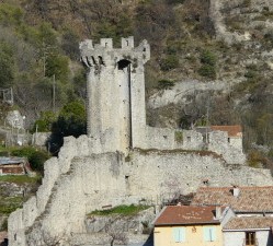 tour-remparts-village-medieval-luceram-06