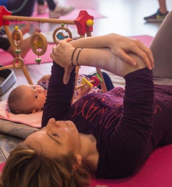 yoga-postnatal-avec-bebe-maman-bulle-nice